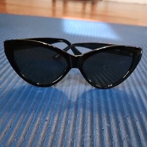 Classic Black Cat-Eye Sunglasses